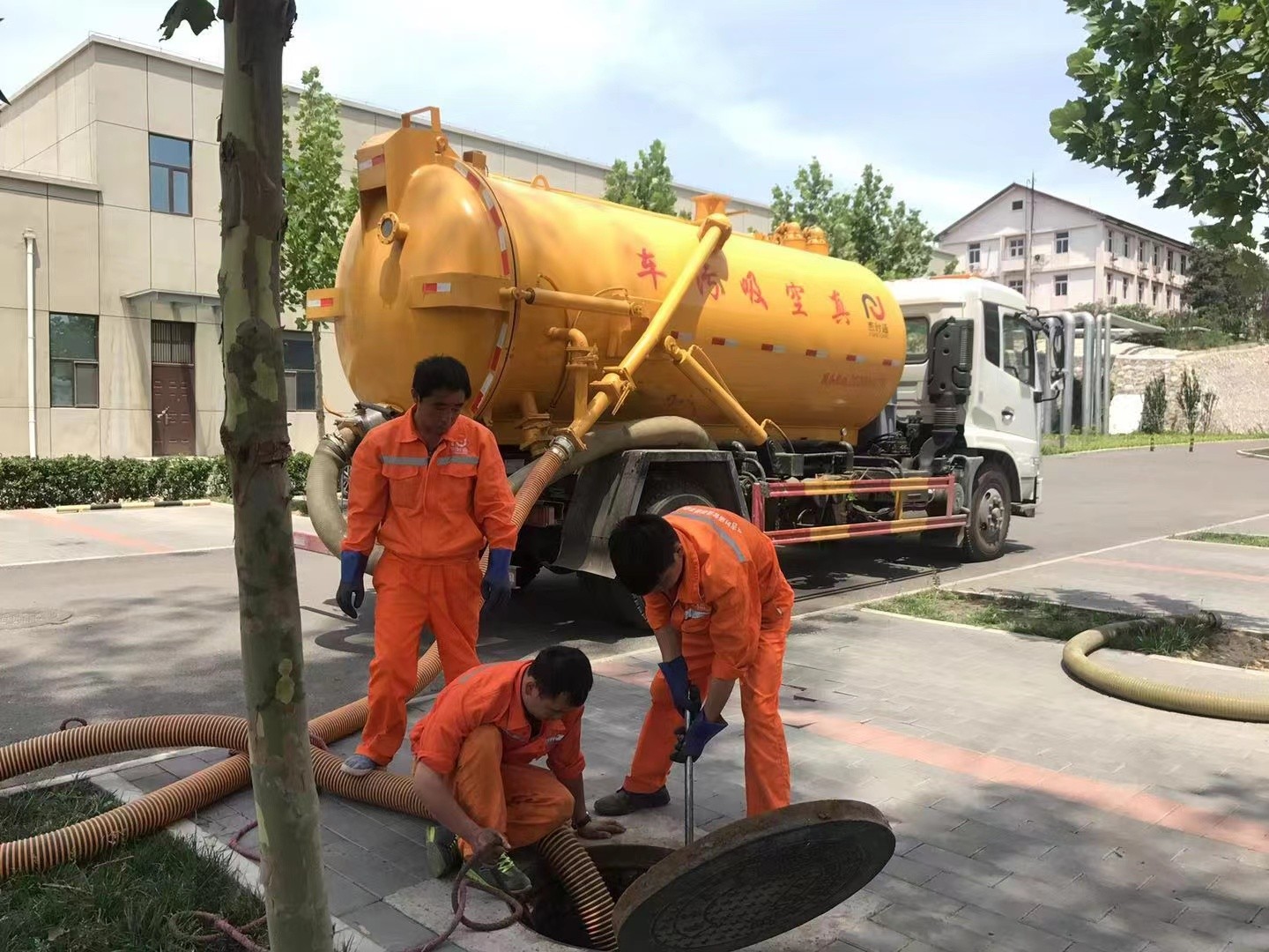 六合管道疏通车停在窨井附近