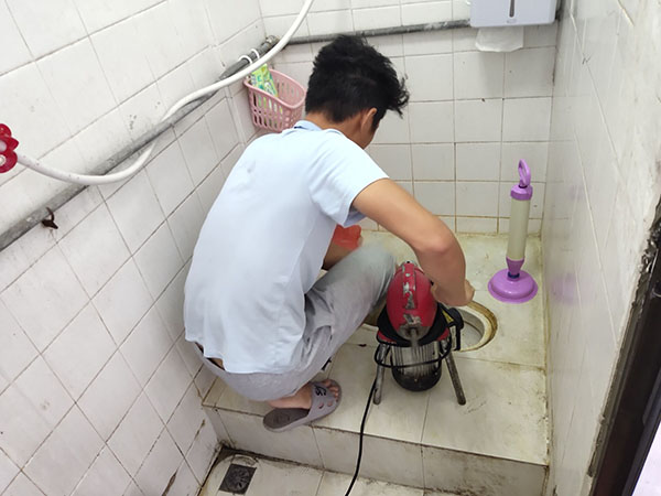 六合管道堵塞冒臭气 专业师傅现场解决问题