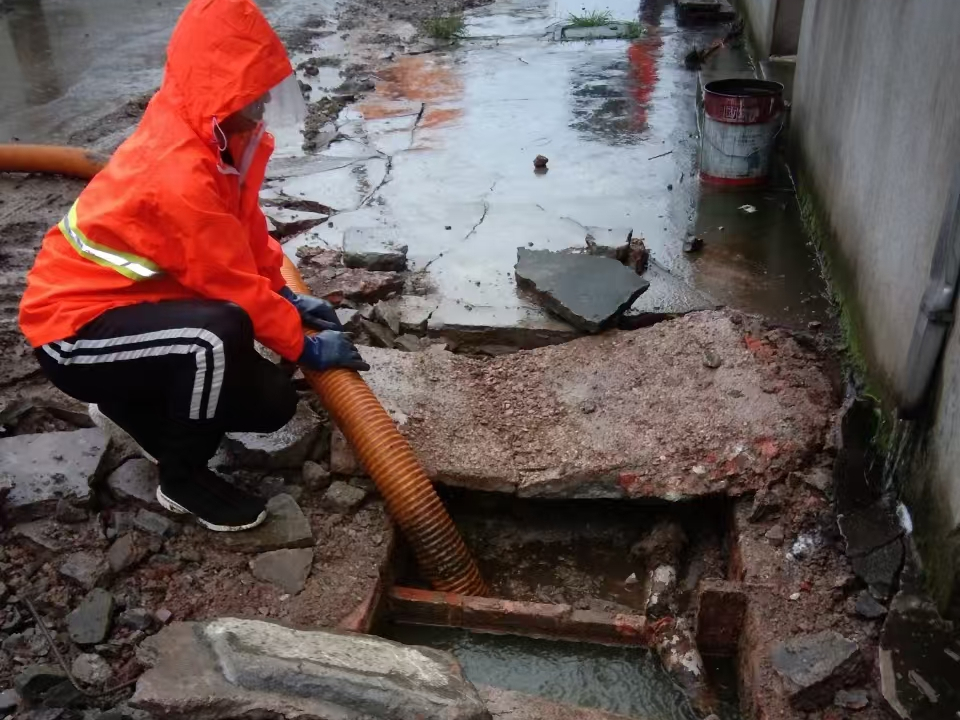 六合专业清理污水池 炜誉市政以规范流程守护城市 “肠道”